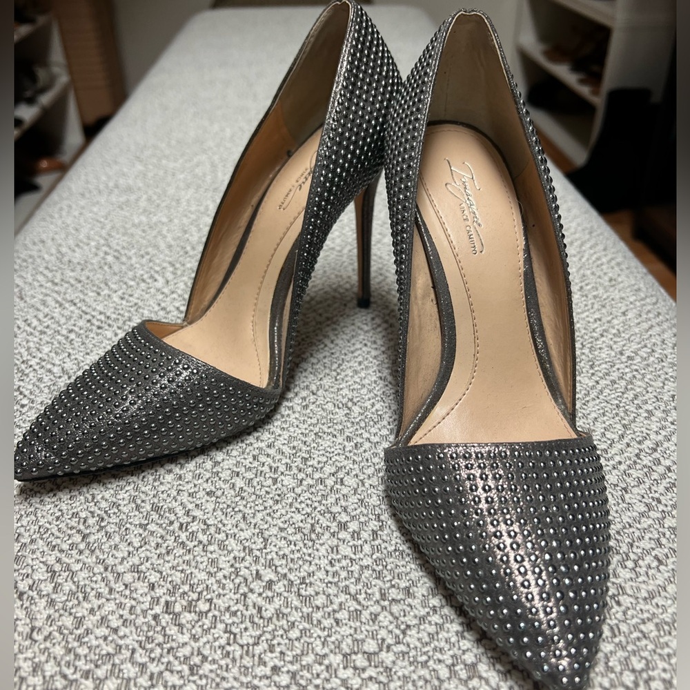 Beautiful sz 7 silver beaded Imagine Vince Camuto pumps. Great condition.